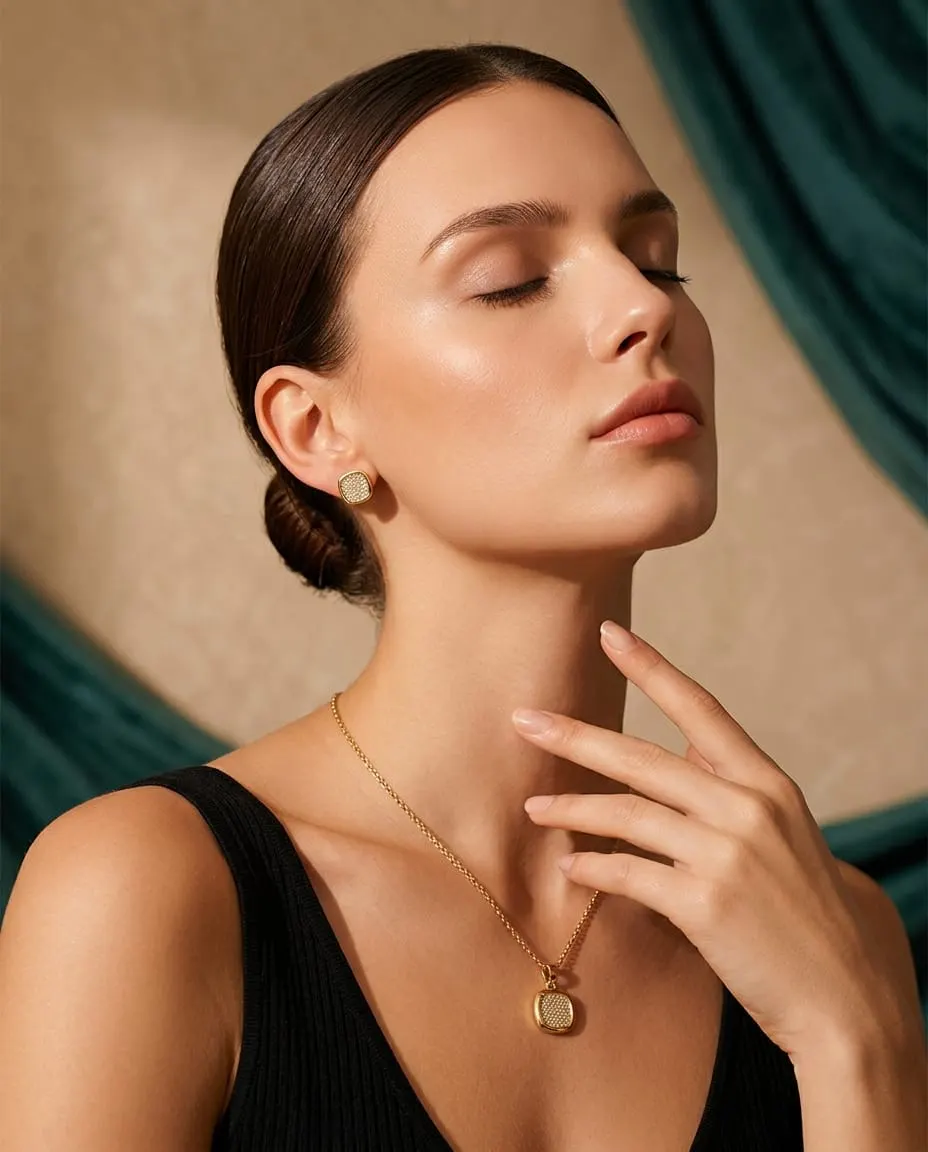 Modèle portant un collier doré Layali Jewels en acier inoxydable